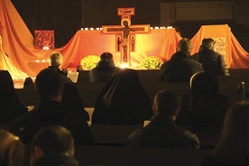 ▲	Ogólnopolskie Forum Młodych zwieńczyła adoracja krzyża ubogacona śpiewami z Taizé.