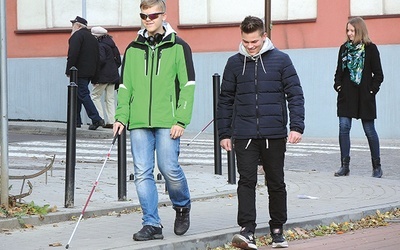 Spacer z laską niewidomych – w asyście kolegów-pomocników.