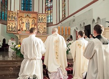 ▲	Przed Najświętszym Sakramentem biskup i wierni przyjęli Chrystusa za Króla i Pana.