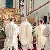 ▲	Przed Najświętszym Sakramentem biskup i wierni przyjęli Chrystusa za Króla i Pana.