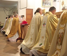 Akt odczytał bp Krzysztof Nitkiewicz (w środku).