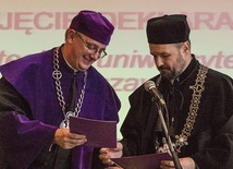 ◄	Deklarację podpisali dziekani wydziałów teologicznych:  ks. prof. Piotr Tomasik (UKSW) oraz prof. Jerzy Ostapczuk (ChAT). 