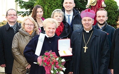 Rita Ciupke z rodziną i bp. Rudolfem Pierskałą po uroczystości.