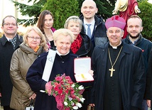 Rita Ciupke z rodziną i bp. Rudolfem Pierskałą po uroczystości.