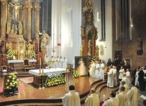 Biskupi opolscy wraz z kapłanami i wiernymi podczas uroczystego odczytania aktu.