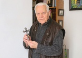 Ks. Tadeusz Żurawski jest przekonany, że życie podczas rzezi wołyńskiej ocalił mu krucyfiks, który zabrał, uciekając ze swojego domu.