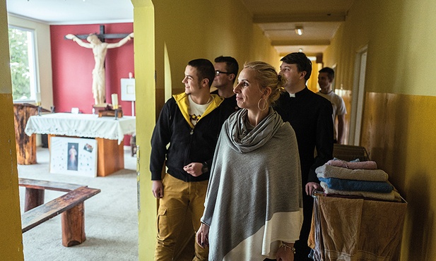 – W Metanoi uczy się trzeźwego życia terapią, pracą i modlitwą.  Dobra to zbroja  do walki o trzeźwość. Na pierwszym planie kierowniczka ośrodka  – Joanna Szmurło.