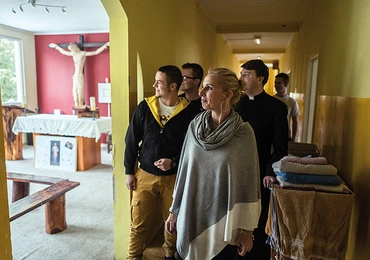 – W Metanoi uczy się trzeźwego życia terapią, pracą i modlitwą.  Dobra to zbroja  do walki o trzeźwość. Na pierwszym planie kierowniczka ośrodka  – Joanna Szmurło.