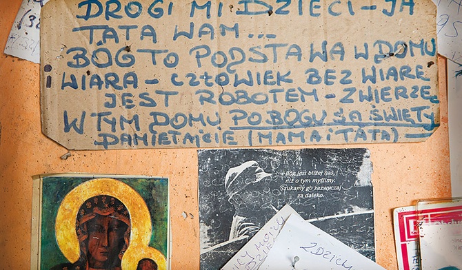 Na ścianach domu Jerzy poumieszczał wiele karteczek przypominających o ważnych sprawach. Są tam też przesłania skierowane do dzieci.