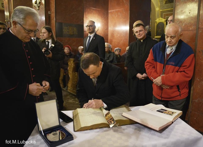 Prezydent Andrzej Duda w piekarskiej bazylice