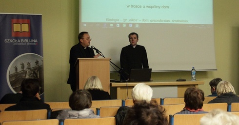 Ks. Jan Uchwat (po prawej) na chwilę przed rozpoczęciem wykładu