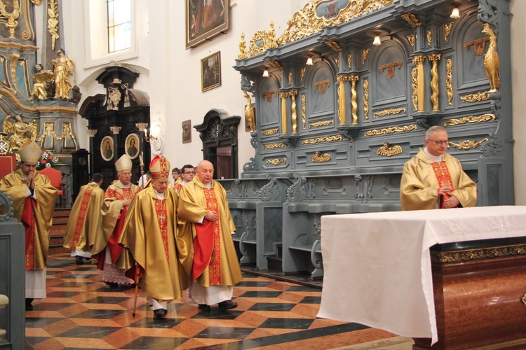 Akt Przyjęcia Jezusa Chrystusa za Króla i Pana w łowickiej katedrze