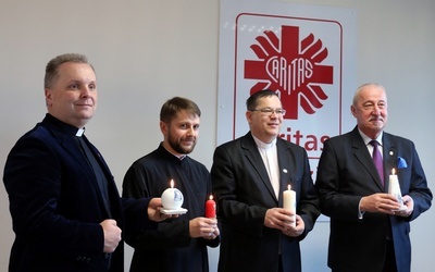 Do wsparcia akcji zachęcają (od lewej): ks. Robert Kowalski, dyrektor Caritas DR, ks. Tomasz Rubczewski, proboszcz parafii prawosławnej,  ks. Wojciech Rudkowski, proboszcz parafii ewangelicko-augsburskiej i Karol Semik, wiceprezydent Radomia