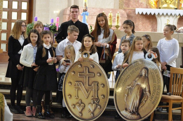 Przedstawienie o powstaniu WMM w kościele parafialnym w Dąbrowie Tarnowskiej.