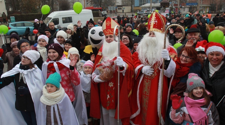 Orszak ma za zadanie ukazanie prawdziwego wizerunku św. Mikołaja, współcześnie skrzywionego i obdartego z szaty sakralnej.