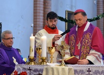 Biskup Adam poświęcił nowe naczynia liturgiczne