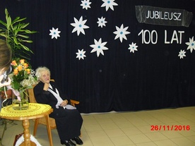 100 lat pani Adeli