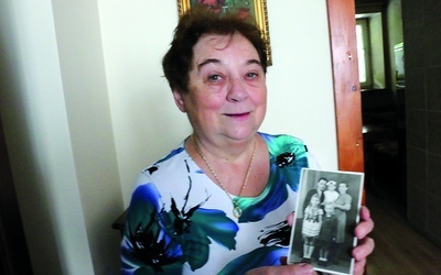 – Na tym zdjęciu naszej rodziny widać również małego Gienia – mówi Janina Krzeczkowska.