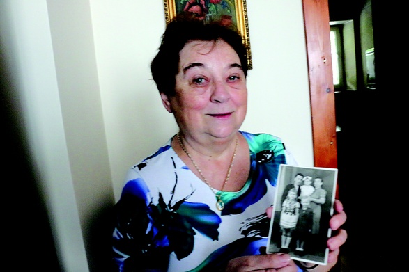 – Na tym zdjęciu naszej rodziny widać również małego Gienia – mówi Janina Krzeczkowska.