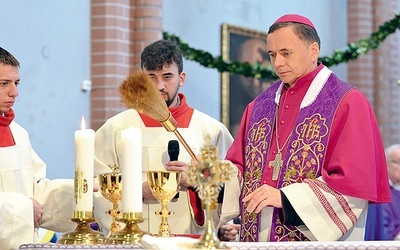 Biskup Adam przed Mszą poświęcił nowe naczynia liturgiczne.