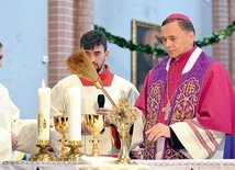 Biskup Adam przed Mszą poświęcił nowe naczynia liturgiczne.