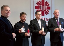 Do zakupu świec zachęcają (od lewej): ks. Robert Kowalski, ks. Tomasz Rubczewski, ks. Wojciech Rudkowski i Karol Semik, wiceprezydent Radomia.
