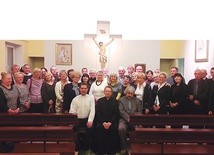 Po liturgicznej inauguracji roku akademickiego w SBdD. Siedzą od lewej:  ks. Kamil Kowalski,  ks. Jacek Kucharski,  Leszek Wianowski.