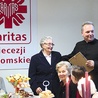 Dyplomy wręczał ks. Robert Kowalski (na zdjęciu – Jadwidze Kiepieli).