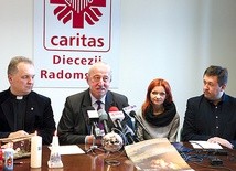 Do licytacji zapraszają  (od lewej): ks. Robert Kowalski, dyrektor diecezjalnej Caritas, wiceprezydent Karol Semik oraz przedstawiciele „Łaźni” – Agnieszka Sieradzka i Marcin Rusek.