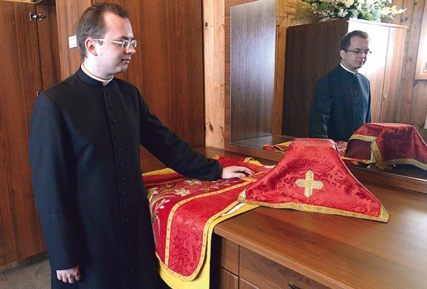 Ksiądz Karaś zaprasza na coniedzielne elebracje w tzw. rycie trydenckim.