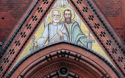 Patroni diecezji gliwickiej – święci apostołowie Piotr i Paweł – mozaika  nad wejściem do katedry.