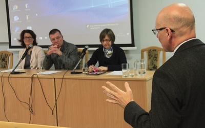 Ks. prof. Marian Machinek (tyłem) w dyskusji z prof. Sigrid Müller, prof. Eberhardem Schockenhoffem i dr Anną Abram (od lewej  za stołem prezydialnym).