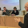 Ks. prof. Marian Machinek (tyłem) w dyskusji z prof. Sigrid Müller, prof. Eberhardem Schockenhoffem i dr Anną Abram (od lewej  za stołem prezydialnym).