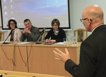 Ks. prof. Marian Machinek (tyłem) w dyskusji z prof. Sigrid Müller, prof. Eberhardem Schockenhoffem i dr Anną Abram (od lewej  za stołem prezydialnym).