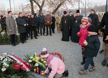 ▼	Pod lubelskim pomnikiem oddano hołd ofiarom.