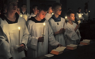 Uczestnicy kursu wzięli udział w I nieszporach I Niedzieli Adwentu poprzedzonych obrzędem lucernarium.  Przeszli ze świecami w ręku seminaryjnymi korytarzami.