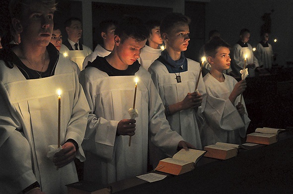 Uczestnicy kursu wzięli udział w I nieszporach I Niedzieli Adwentu poprzedzonych obrzędem lucernarium.  Przeszli ze świecami w ręku seminaryjnymi korytarzami.