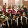 Po koncercie Wioletta Latosek dostała bukiet kwiatów, a dziewczęta, które nagrały płytę - białe róże