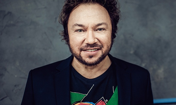 Mało kto  tak jak ksiądz Twardowski obłaskawia trudne chwile. I mało kto takim kuksańcem humoru potrafi nas zmobilizować do myślenia i zmotywować, żebyśmy wybrali dobrze,  nie gniewając się na siebie  i cały świat.