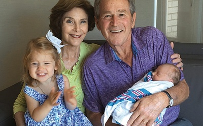 George W. Bush, prezydent USA  w latach 2001–2009,  na emeryturze z pewnością ma więcej czasu dla wnuków.