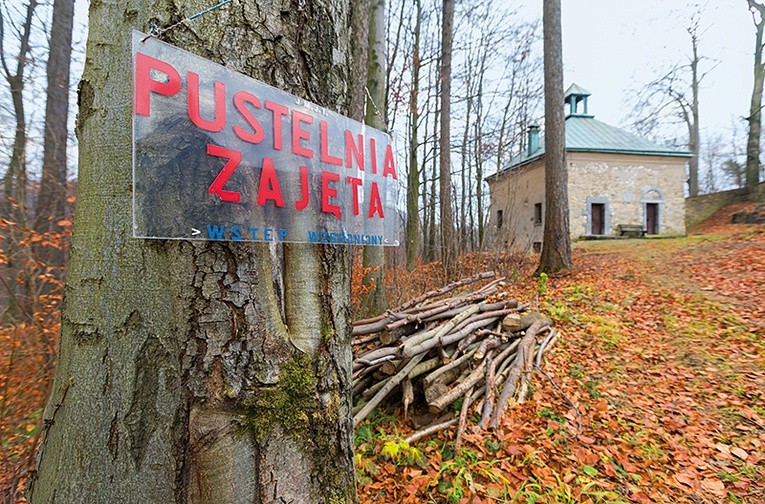 Napis na tabliczce przestrzega przed zakłócaniem spokoju eremity.