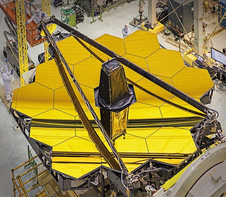 Teleskop Webba składa się z układu dwóch zwierciadeł – pierwotnego i wtórnego – które są zbudowane z sześciokątnych luster. Na zdjęciu zwierciadło wtórne, którego lustra pokryte są cieniutką warstwą złota.
