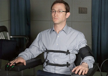 Dla jednych zdrajca, dla innych patriota. Kim jest Snowden? Z pewnością uzyskał status celebryty. Na zdjęciu Joseph Gordon-Levitt jako tytułowy bohater filmu Olivera Stone’a.