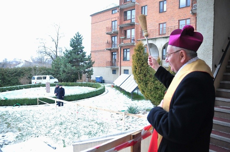 Abp Budzik poświęcił plac pod budowę kaplicy w domu księży emerytów