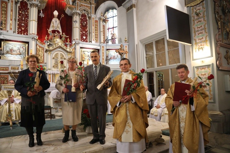 Tegoroczni zdobywcy statuetki św. Mikołaja przed ołtarzem w sanktuarium w Pierśćcu