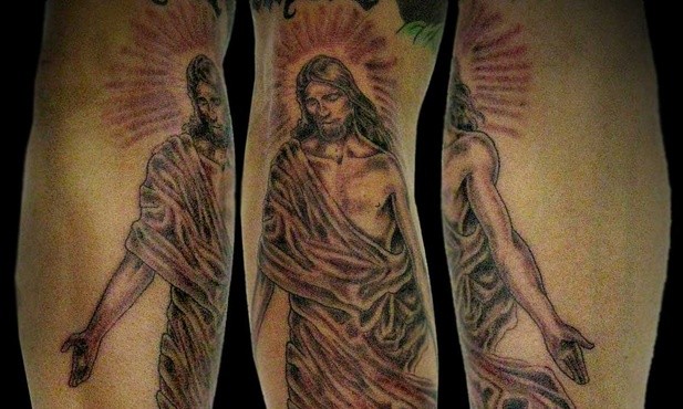 Album z tatuażami o tematyce religijnej