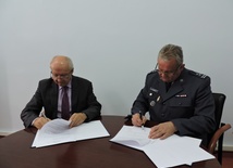Daniel Stos, rektor PWSZ w Skierniewicach, i Krzysztof Sznicer, dyrektor ZK w Łowiczu, podpisują porozumienie o współpracy