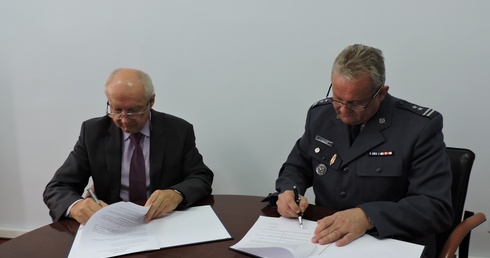 Daniel Stos, rektor PWSZ w Skierniewicach, i Krzysztof Sznicer, dyrektor ZK w Łowiczu, podpisują porozumienie o współpracy