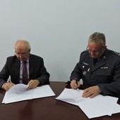 Daniel Stos, rektor PWSZ w Skierniewicach, i Krzysztof Sznicer, dyrektor ZK w Łowiczu, podpisują porozumienie o współpracy