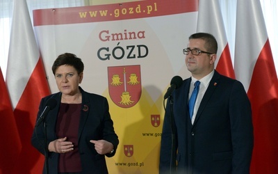 Premier Beata Szydło w Goździe koło Radomia otworzyła pierwszy z przywracanych w kraju urzędów Poczty Polskiej. Obok wójt Paweł Dziewit